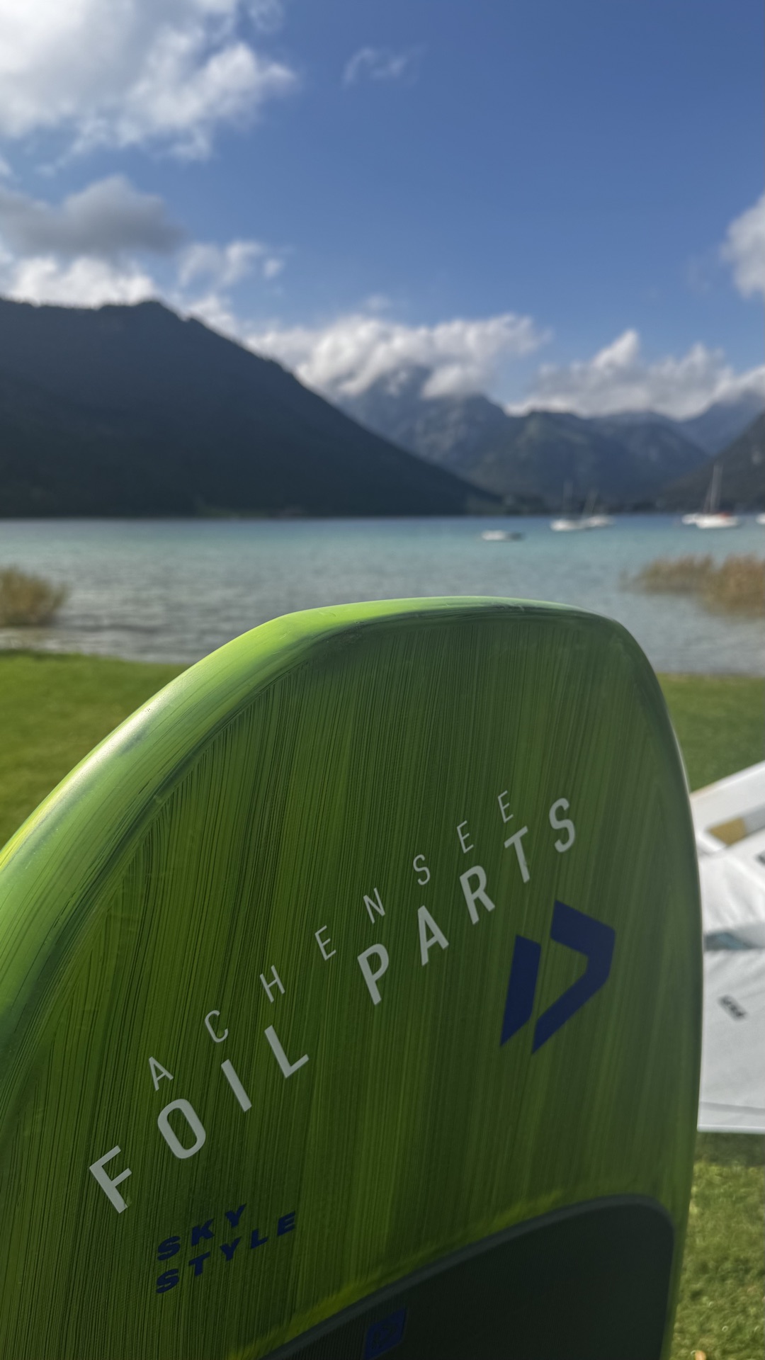 Wingfoil-Board mit Achensee-Foil-Parts-Sticker und M8-Edelstahlschrauben