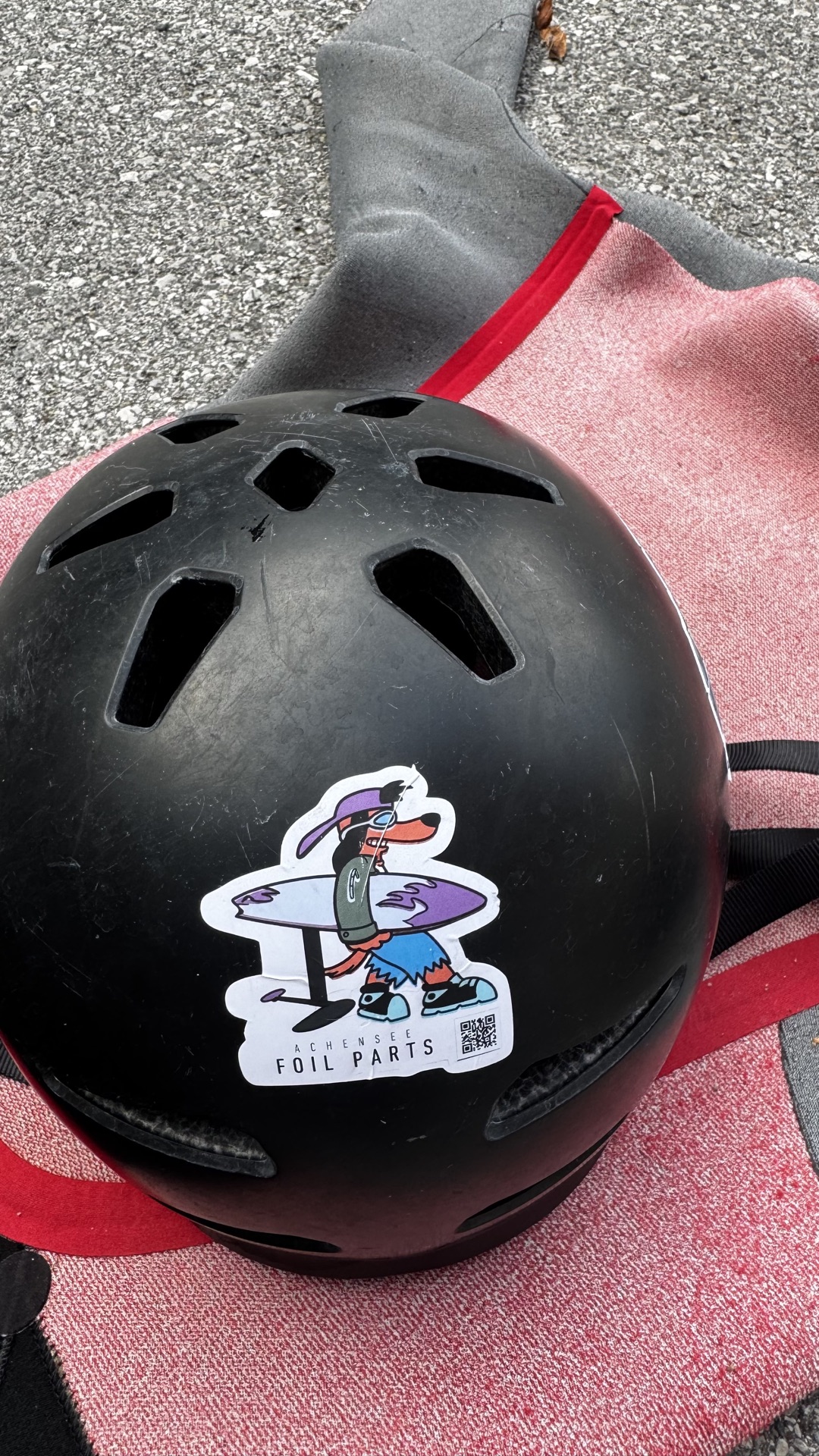 Wingfoil-Helm mit Achensee-Foil-Parts-Sticker