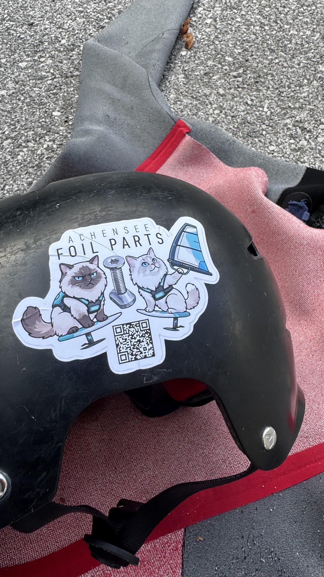 Wingfoil-Helm mit Achensee-Foil-Parts-Sticker